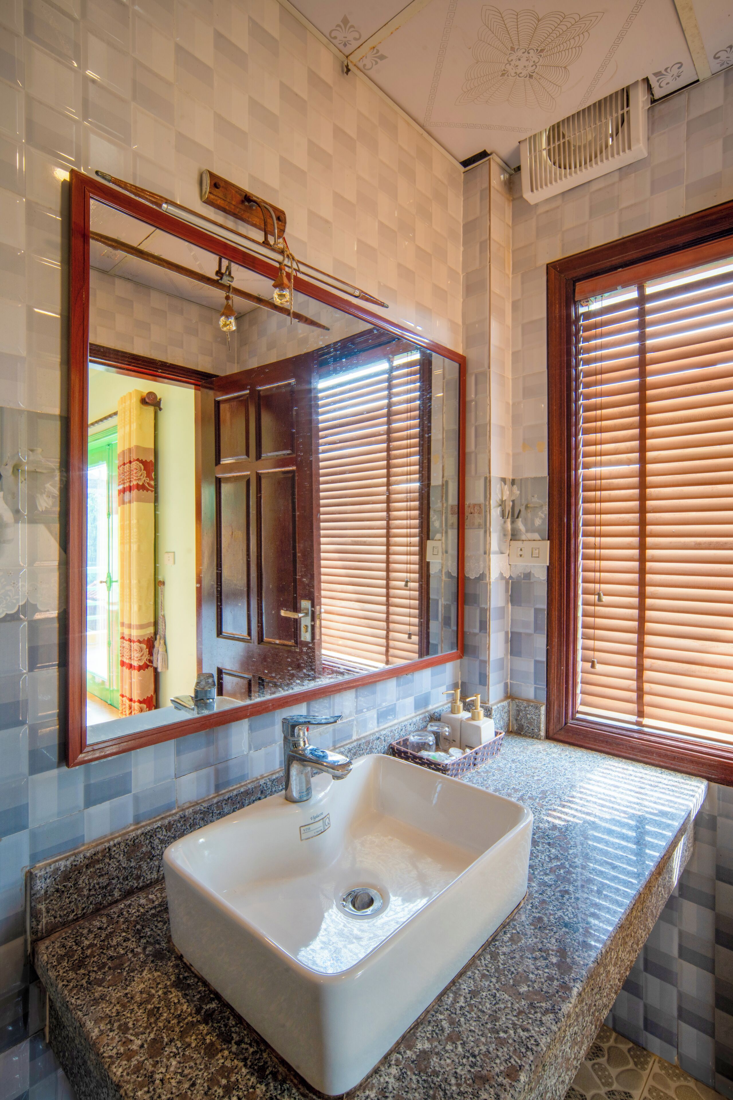 Deluxe King Room | Bathroom | Shower, free toiletries, hair dryer, bathrobes