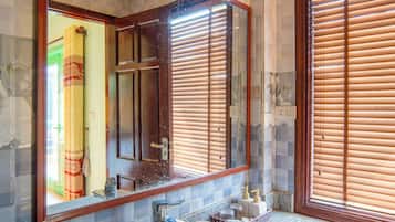 Deluxe King Room | Bathroom | Shower, free toiletries, hair dryer, bathrobes