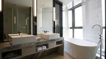 Combined shower/tub, rainfall showerhead, free toiletries, hair dryer