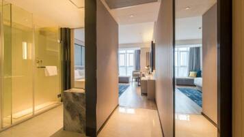 In-room safe, desk, free WiFi