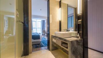 Combined shower/tub, rainfall showerhead, free toiletries, hair dryer