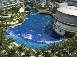 Outdoor pool - Family Condo by IA at Azure Urban Resort Residences (Parañaque)