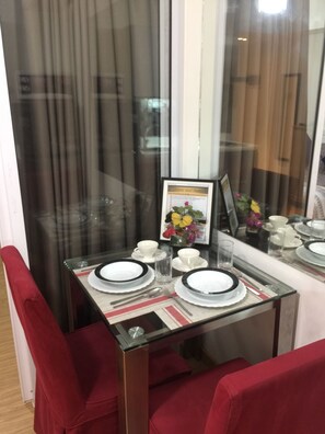 Family Condo, 1 Bedroom | In-room dining