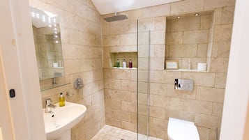 Đồ dùng nhà tắm miễn phí, máy sấy tóc, áo choàng tắm, khăn tắm