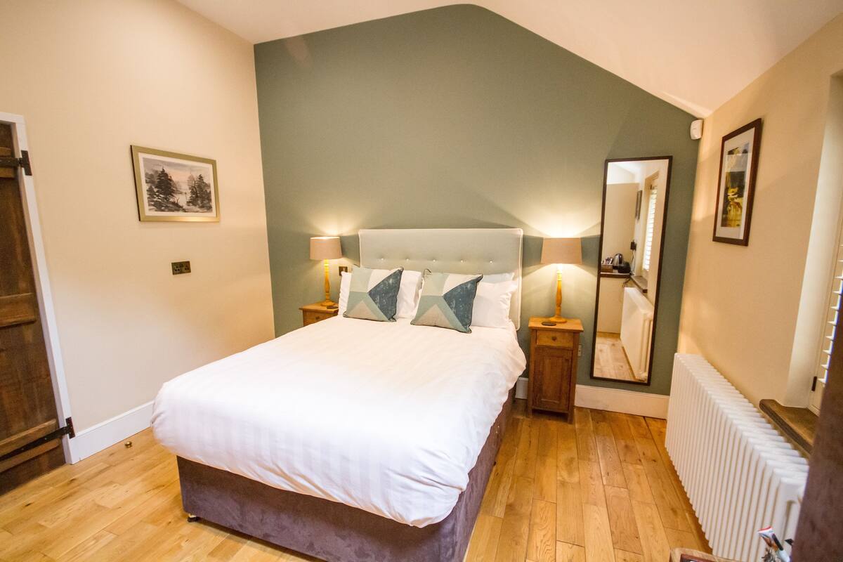Deluxe Double Room, 1 Double Bed (Dogs Not Allowed) | Premium bedding, iron/ironing board, WiFi (free), bed sheets