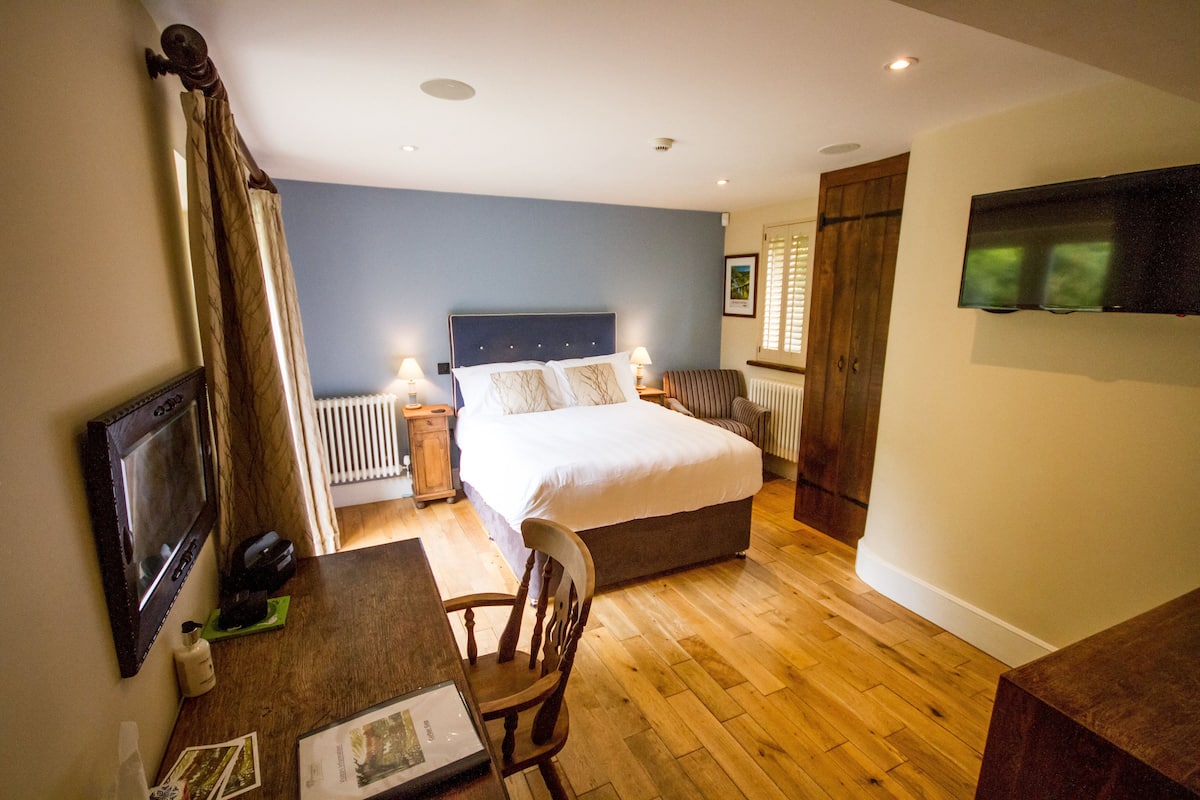 Deluxe Double Room, 1 Double Bed, Balcony (Dogs Allowed) | Premium bedding, iron/ironing board, WiFi (free), bed sheets