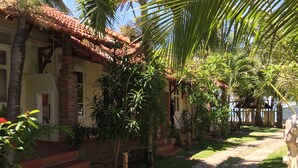 Una casa tradicional con tejado de baldosas, fachada de ladrillo y una escalera de piedra que conduce a la entrada.