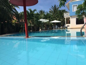 Utomhuspool och solstolar
