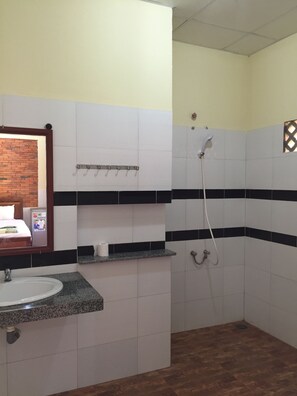 Standard Triple Room | Bathroom | Shower, free toiletries, hair dryer, slippers - Nhat Quang Family Beach (Phan Thiet)