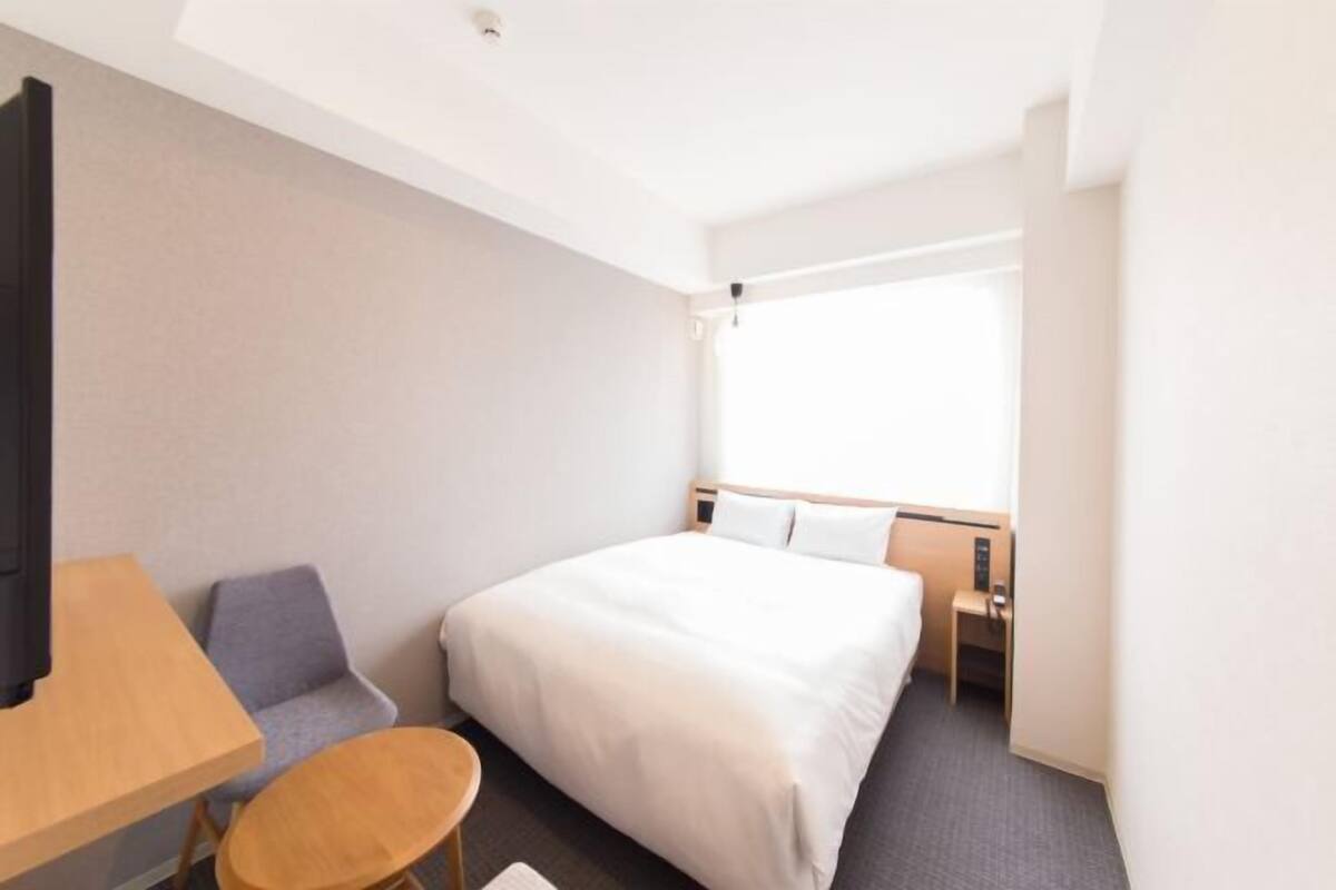 In-room safe, WiFi (free), bed sheets
