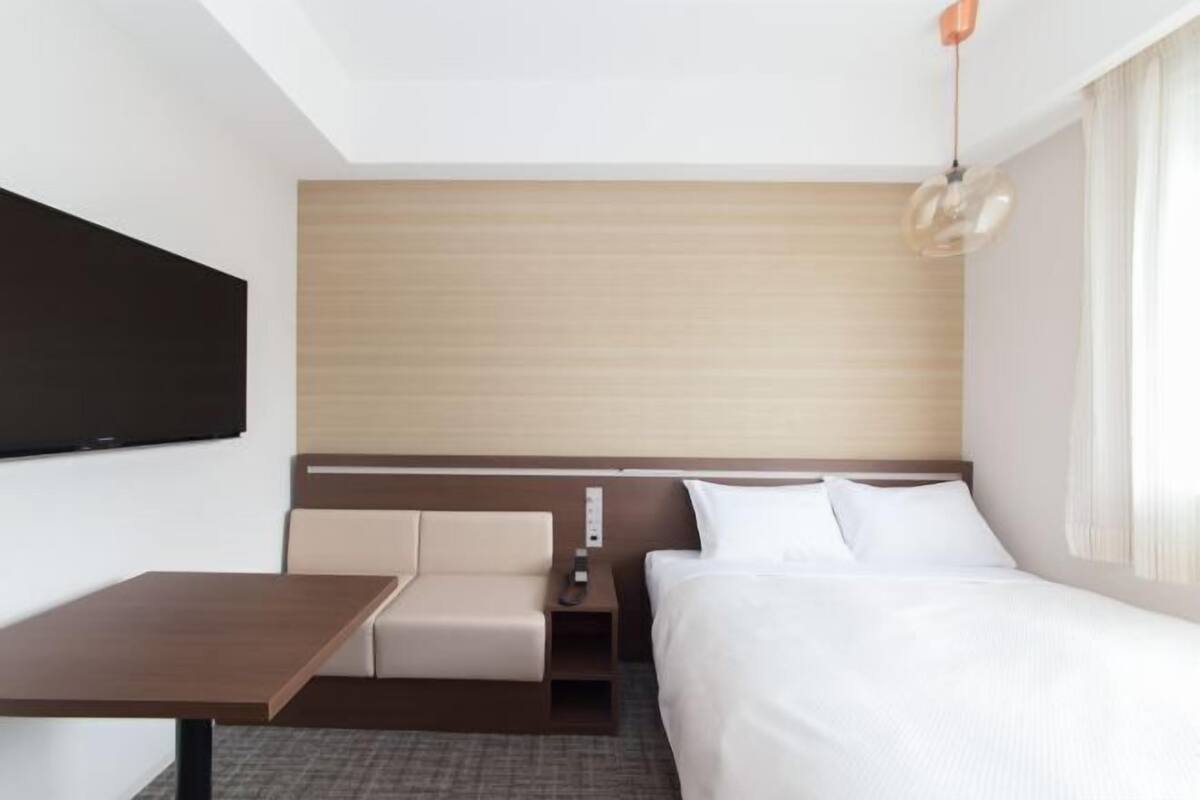 In-room safe, WiFi (free), bed sheets