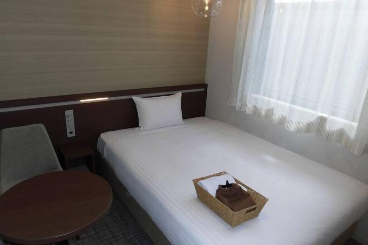 In-room safe, WiFi (free), bed sheets