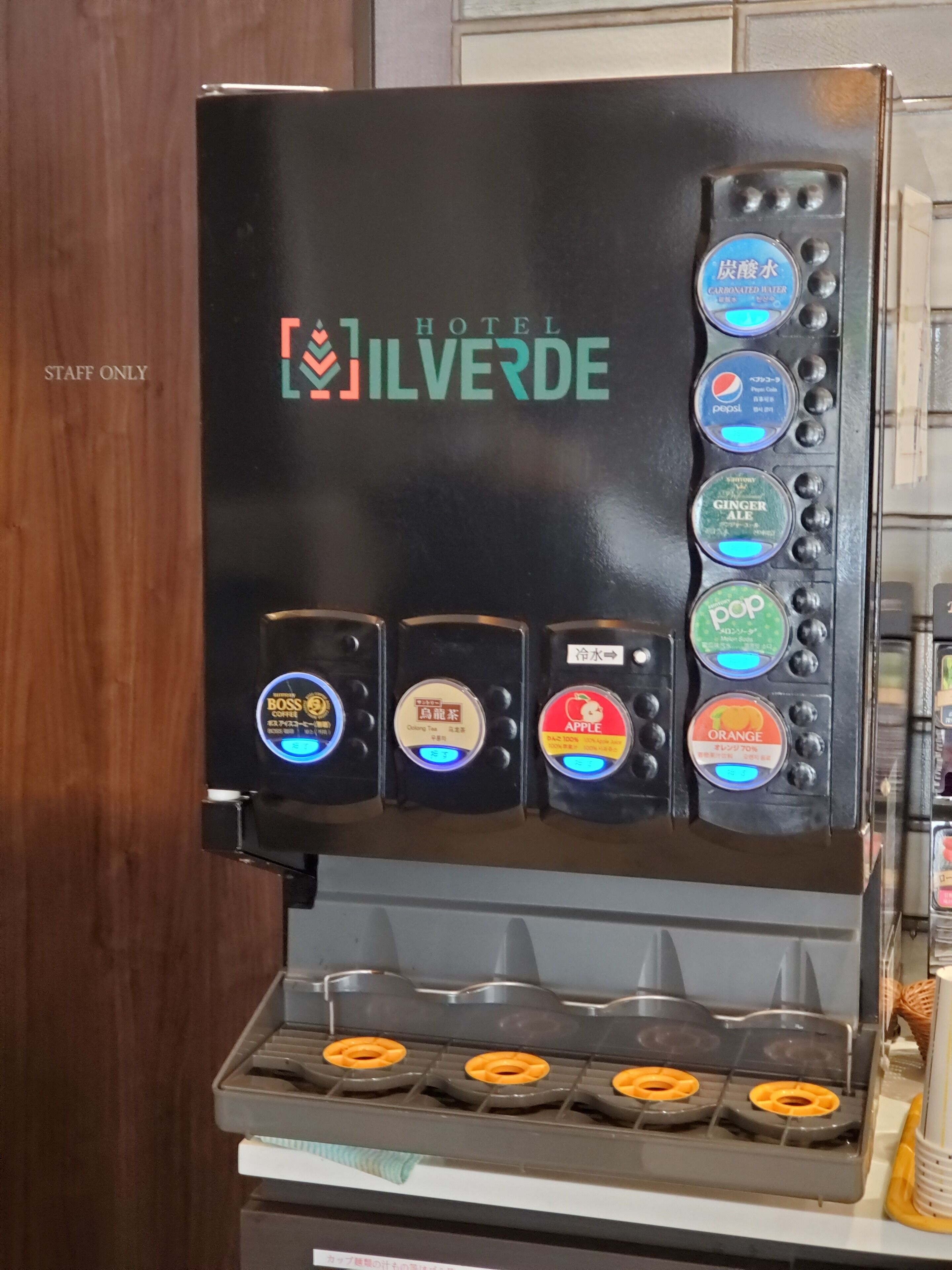 Máquina de café com diversas opções de bebidas, incluindo Boss, Ginger Ale, refrigerante de cola, maçã e laranja.