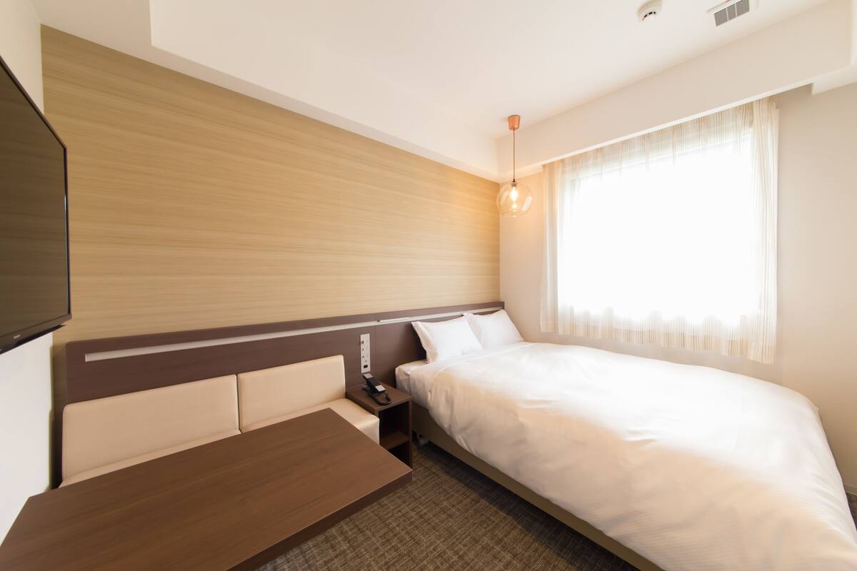 In-room safe, WiFi (free), bed sheets