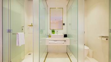 Elite Double Room | Bathroom | Shower, free toiletries, hair dryer, slippers