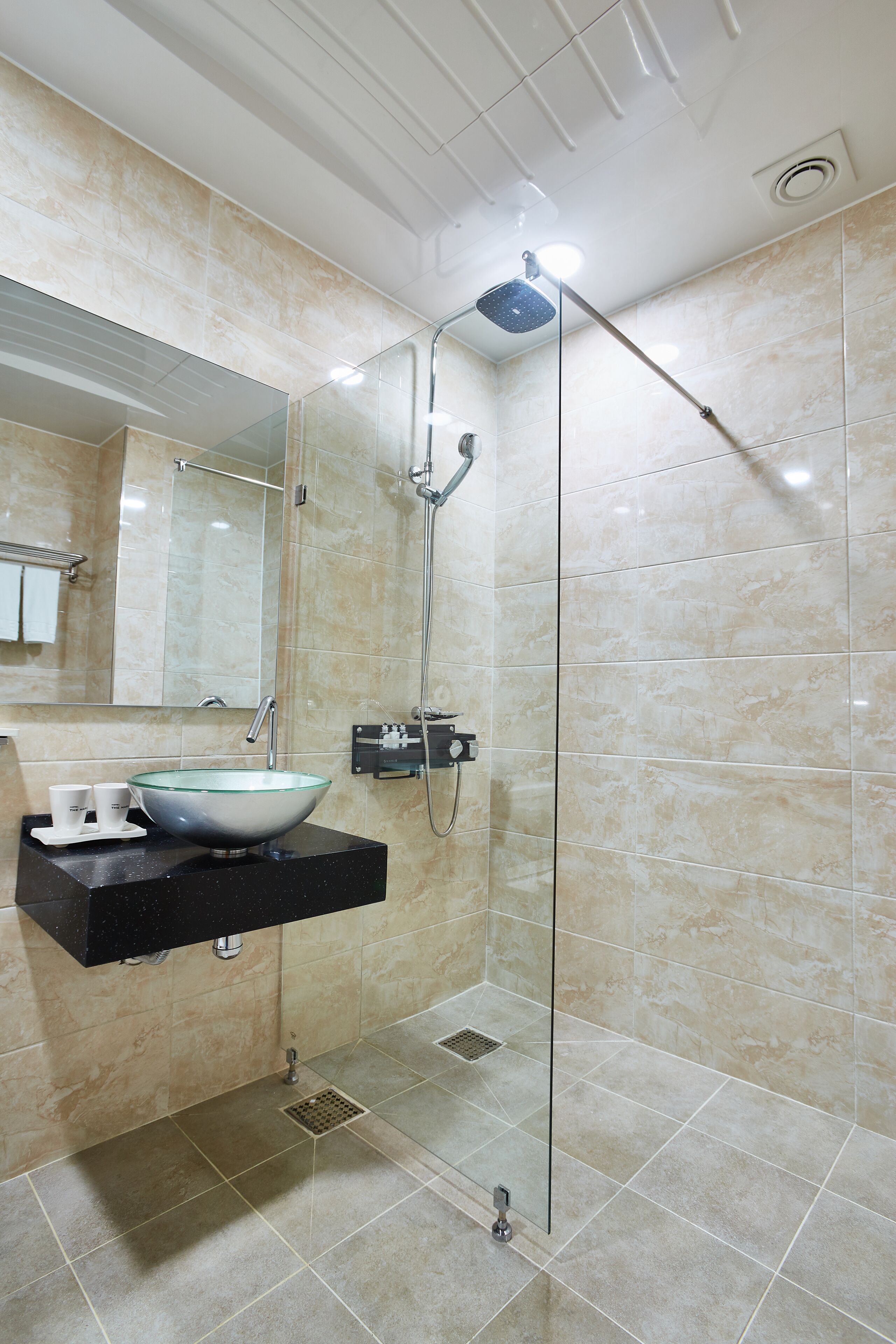 royal suite | bathroom | free toiletries, hair dryer, bathrobes, slippers