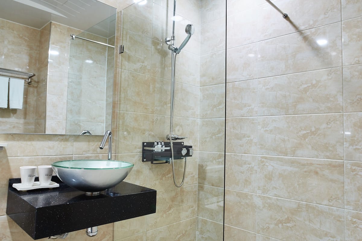 royal suite | bathroom | free toiletries, hair dryer, bathrobes, slippers