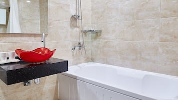 Gratis toiletartikler, hรฅrtรธrrer, badekรฅber, hjemmesko