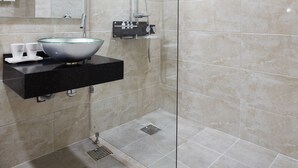 A modern bathroom with a glass-enclosed shower, a large mirror, and a sink with a vessel basin. - Pyeongchang Hotel The Maru (Pyeongchang)