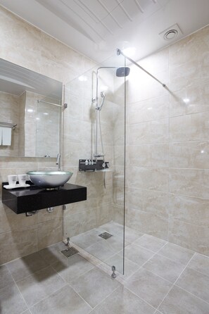 Quarto casal luxo | Banheiro | Produtos de toalete grátis, secador de cabelo, roupões de banho