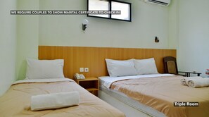 Taman Sari Family (Triple) | In-room safe, desk, bed sheets - Ndalem Mantrijeron (Yogyakarta)