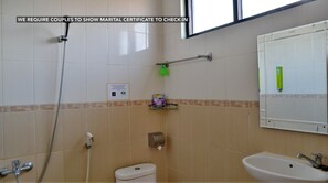 Bathroom - Ndalem Mantrijeron (Yogyakarta)