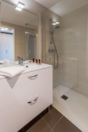 Comfort Double or Twin Room | Bathroom | Shower, free toiletries, hair dryer, towels - Hôtel Grand Parc (Gex)