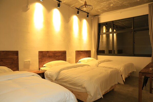 Desk, blackout curtains, free WiFi - Geographer Hostel (Zhangjiajie)