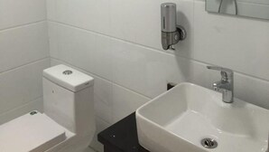 Tremannsrom – comfort | Bad | Toalettartikler (inkludert), hårføner, tøfler og håndklær