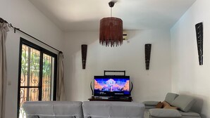 Villa, privézwembad | Woonkamer | Flatscreentelevisie