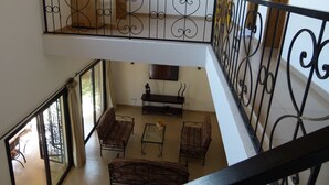 Villa, privézwembad | Woonkamer | Flatscreentelevisie