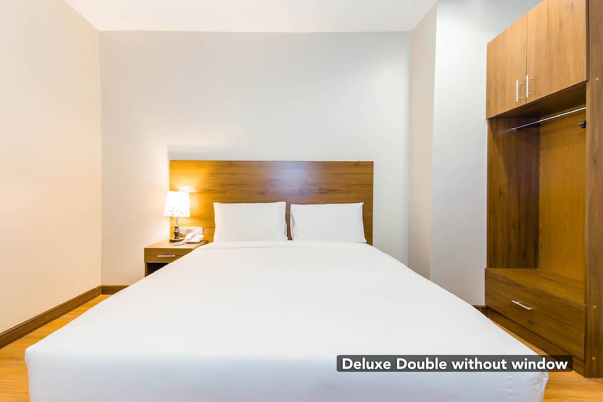 Chambre Deluxe double, pas de fenêtre | Minibar, coffre-fort, bureau, fer et planche à repasser