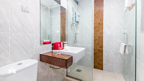 Shower, free toiletries, hair dryer, towels - Metropol Hotel (Kuala Lumpur)