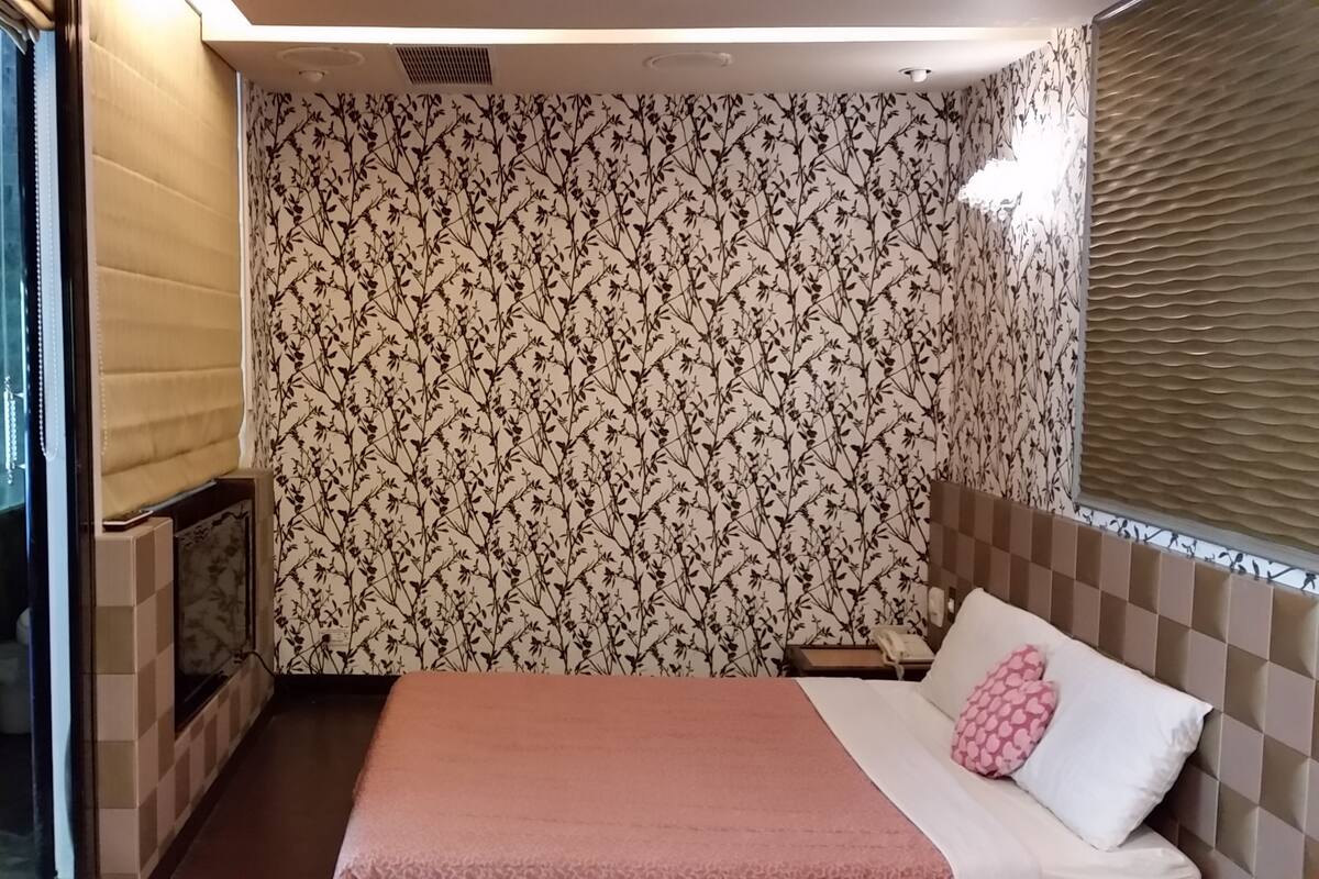 1 bedroom, premium bedding, down comforters, pillowtop beds