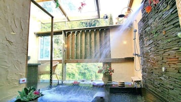 Bathtub dan shower terpisah dan pemandian mata air panas