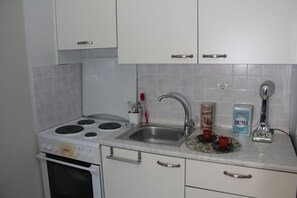 Apartment | Private kitchen | Fridge, oven, stovetop, coffee/tea maker