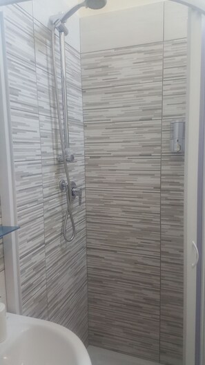 Quadruple Room (Sole) | Bathroom shower - Stella & Luna (Calatabiano)