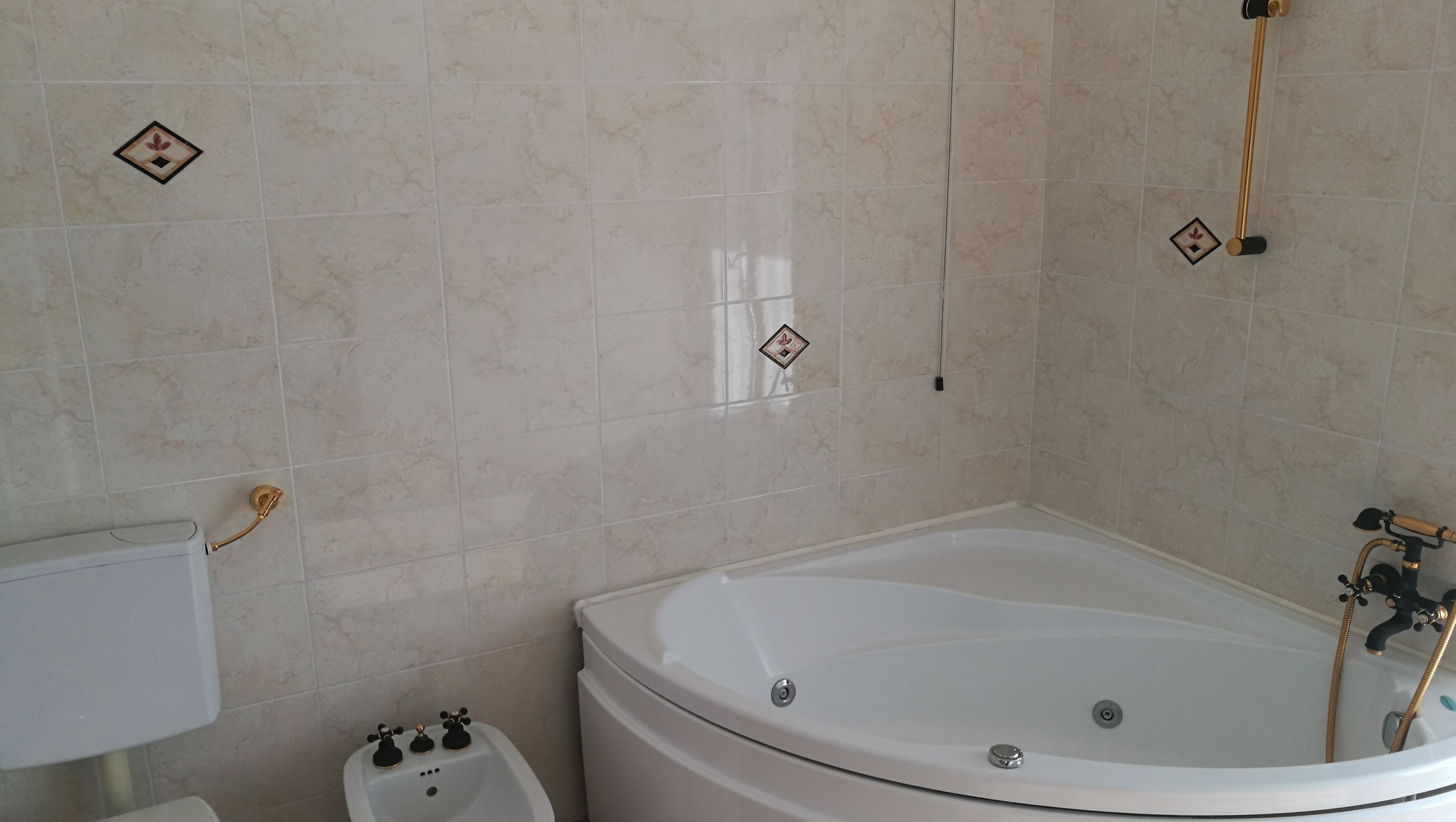Un baño con bañera, inodoro y bidé.