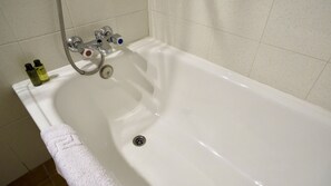 Single Room | Bathroom | Combined shower/tub, free toiletries, towels
