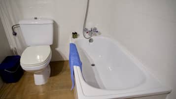 Habitació amb dos llits individuals | Bany | Combinació de dutxa i banyera i articles de tocador gratuïts