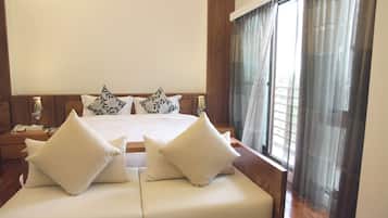 Exclusive Quadruple Room, 1 Bedroom, Bathtub | 1 bedroom, desk, soundproofing, free wired internet