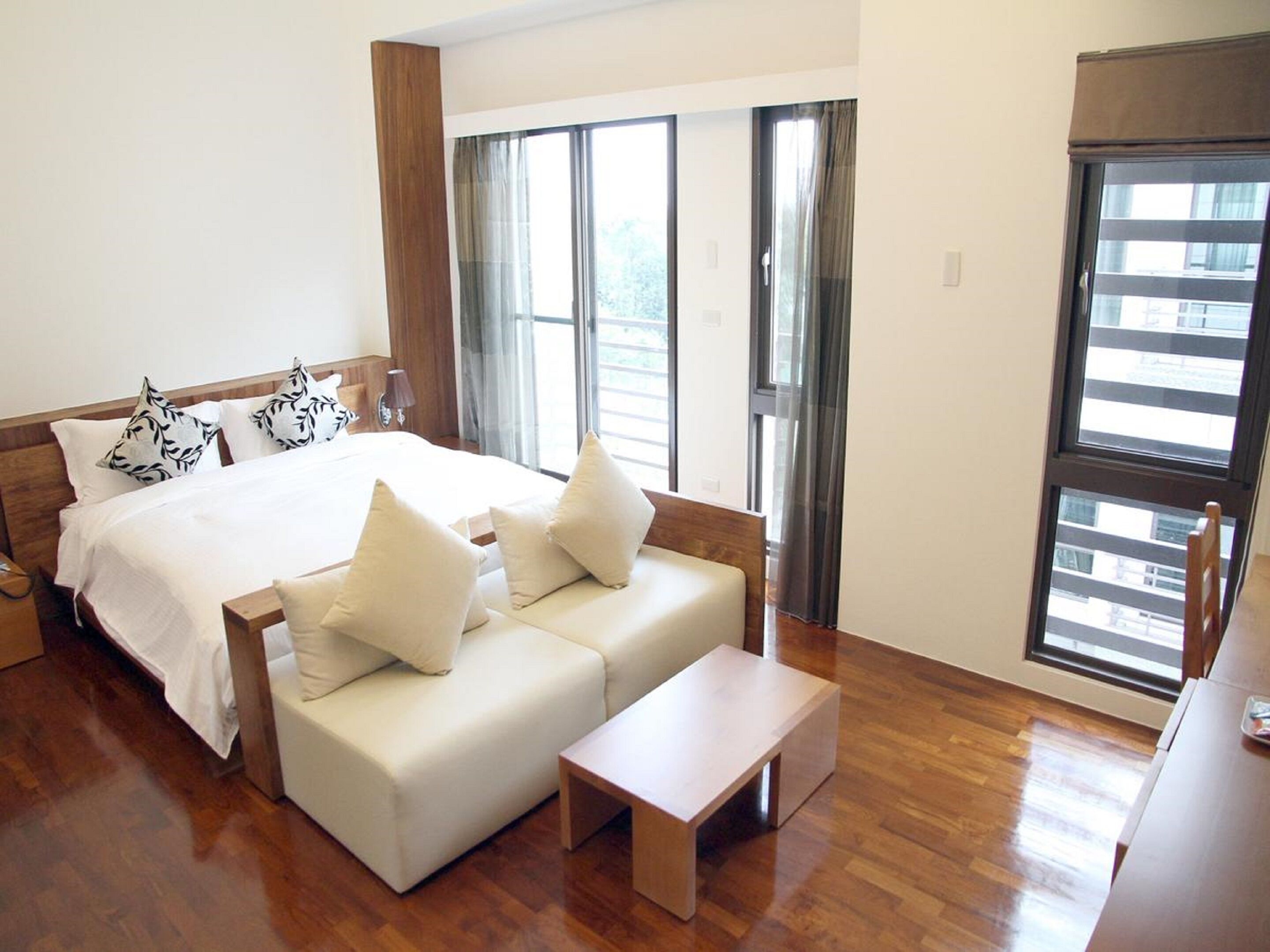 exclusive quadruple room, 1 bedroom, bathtub | 1 bedroom, desk, soundproofing, free wired internet