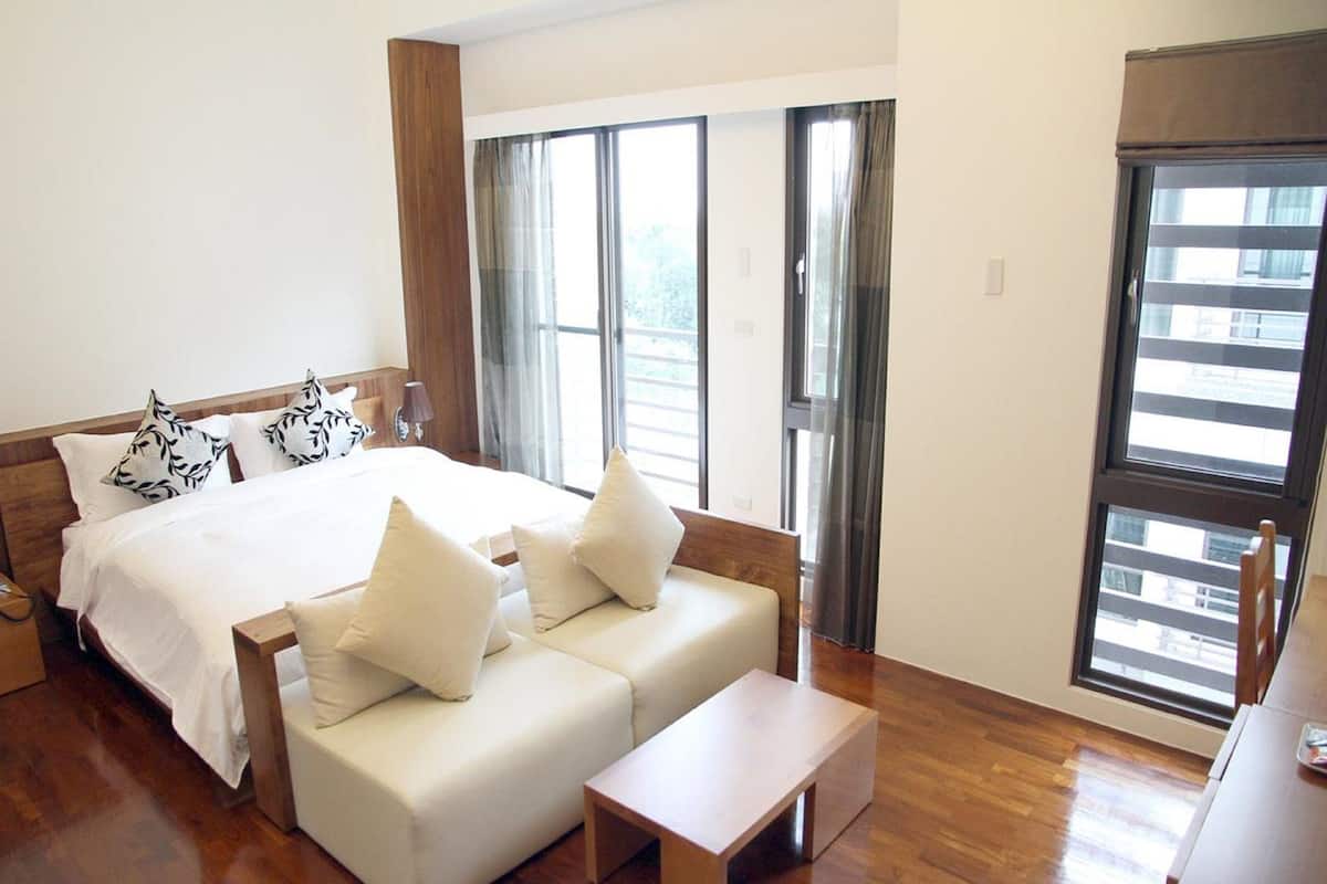 exclusive quadruple room, 1 bedroom, bathtub | 1 bedroom, desk, soundproofing, free wired internet