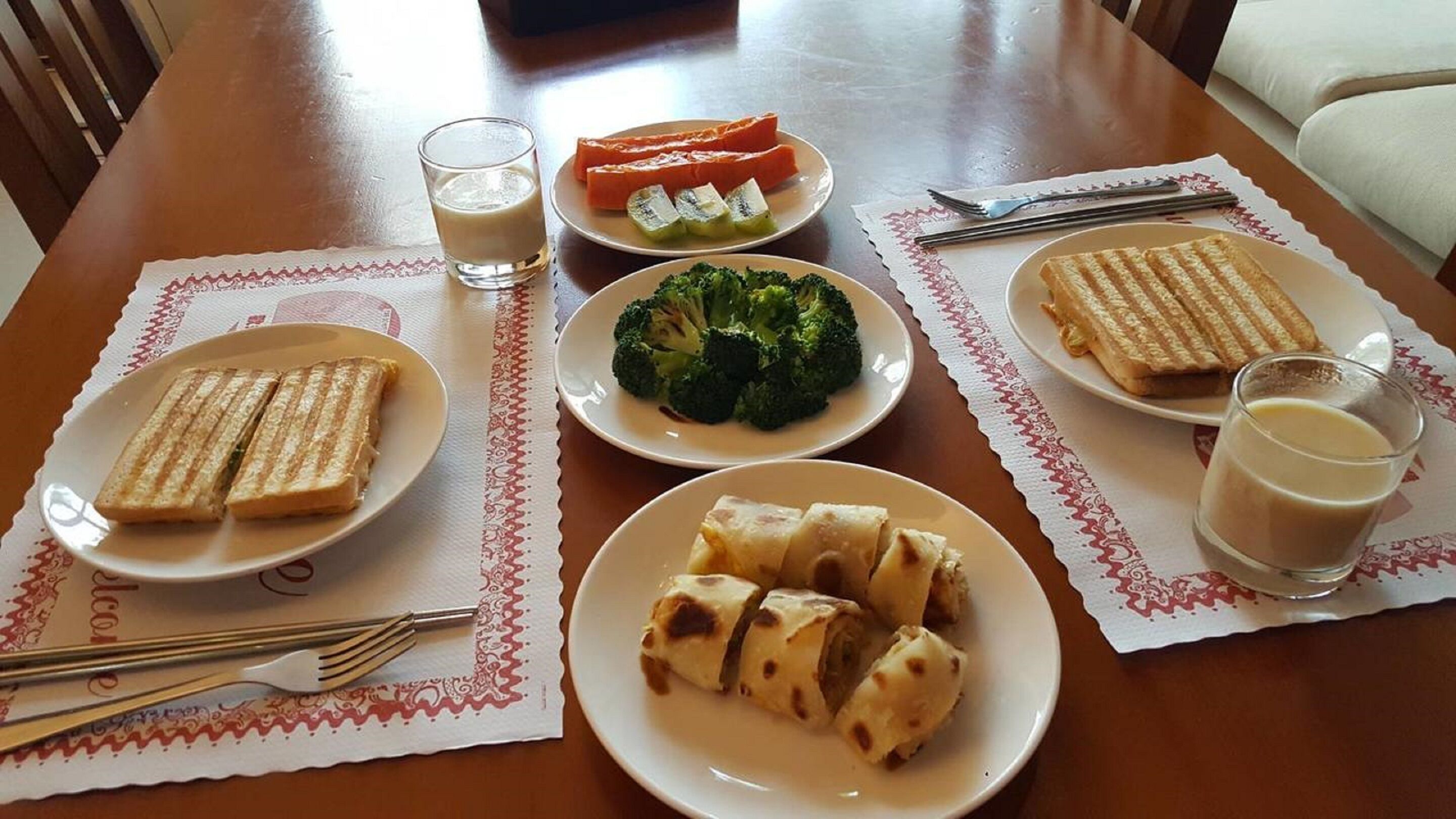 每日付費供應現點現煮早餐