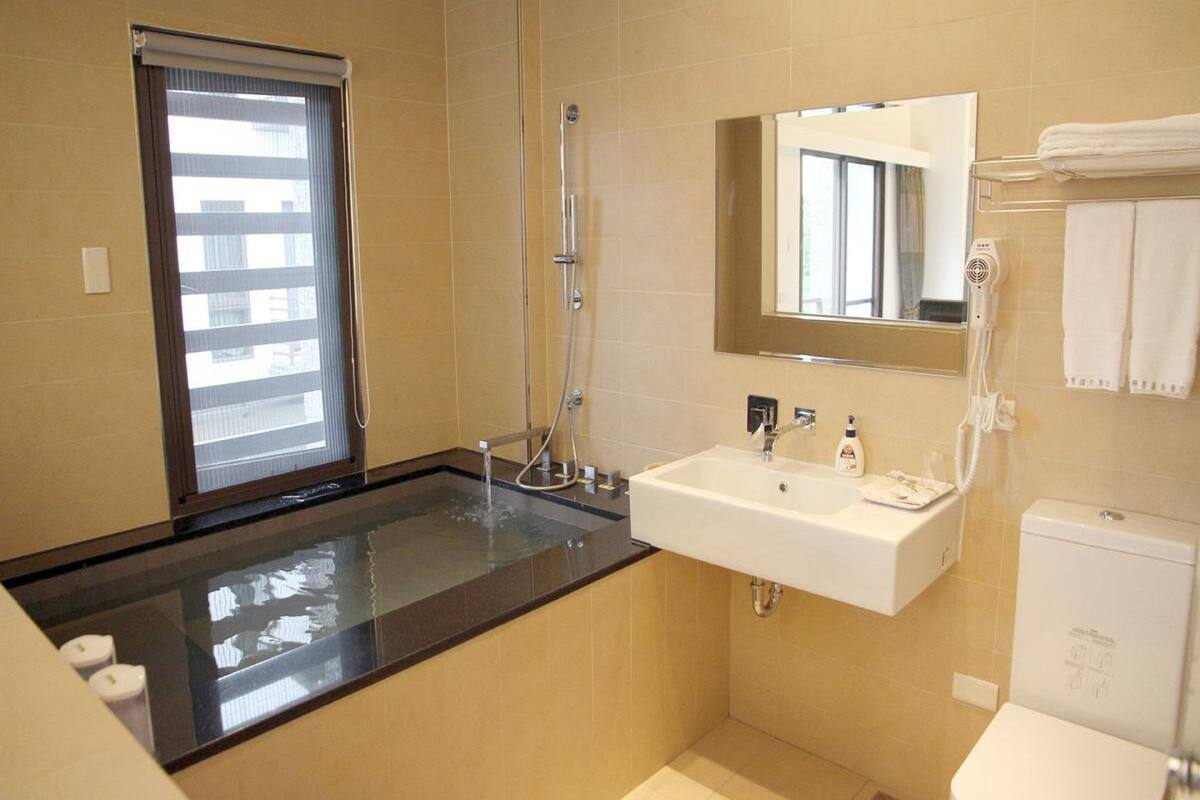 bathtub, spring water bathtub, free toiletries, hair dryer