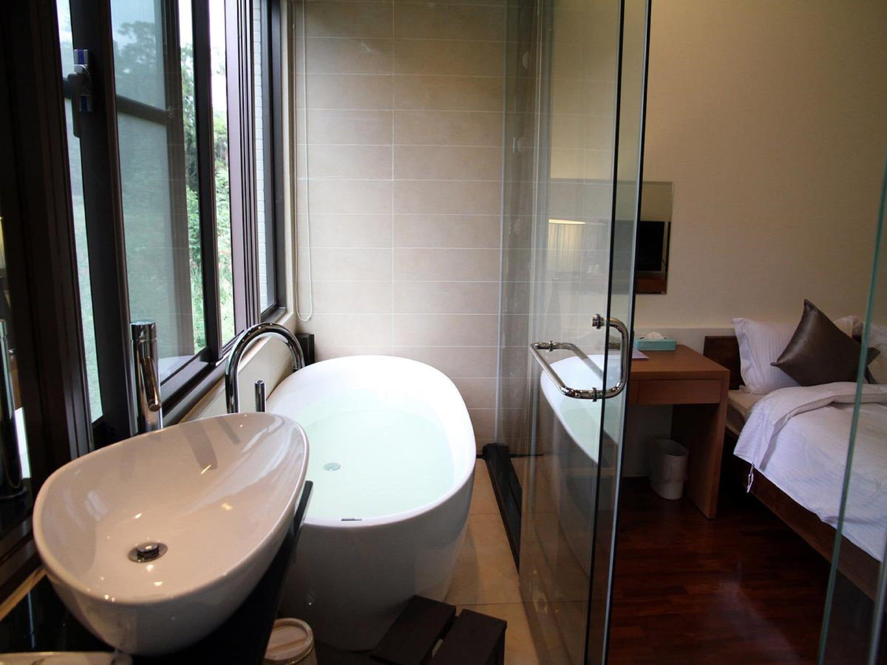 1 bedroom, desk, soundproofing, free wired internet