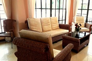 4 Bedrooms  (Not Incl.Electricity) | Área de sala de estar | Televisión de pantalla plana de 43 pulgadas con canales digitales 