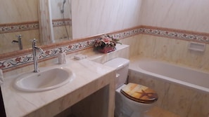 Ein Badezimmer mit Waschbecken, Toilette und Badewanne.