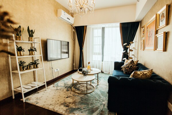 Family Suite | Desk, blackout curtains, free WiFi