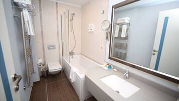 Chambre Affaires | Salle de bain | Sèche-cheveux, chaussons, serviettes fournies, savon
